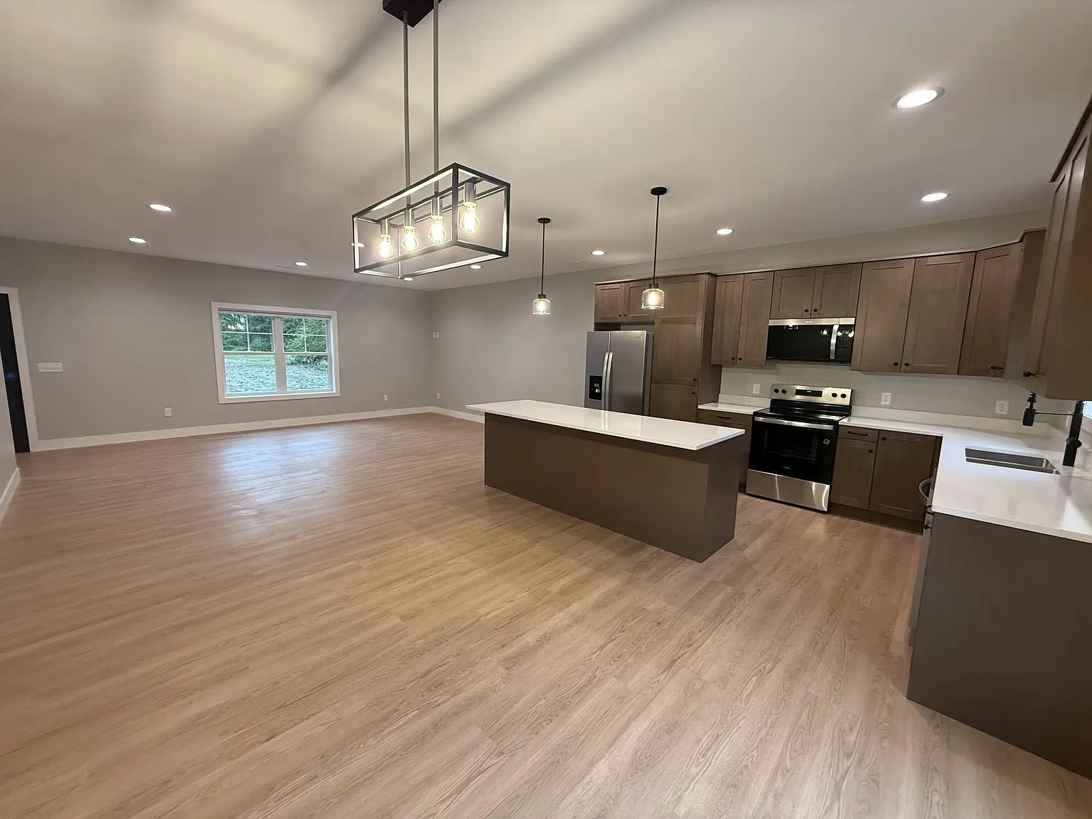3 bed, 2.0 bath, 1600 sqft, $2,500 — Photo 3