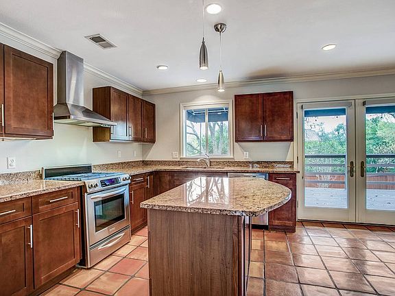 4th image of 411 Cleveland Ct