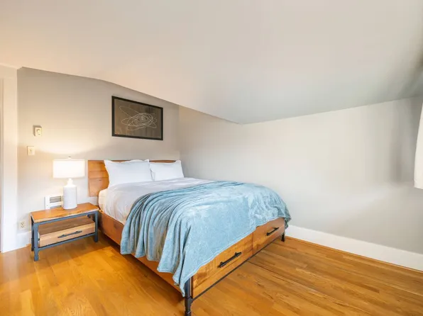 612 N 47th St, Seattle, WA 98103
