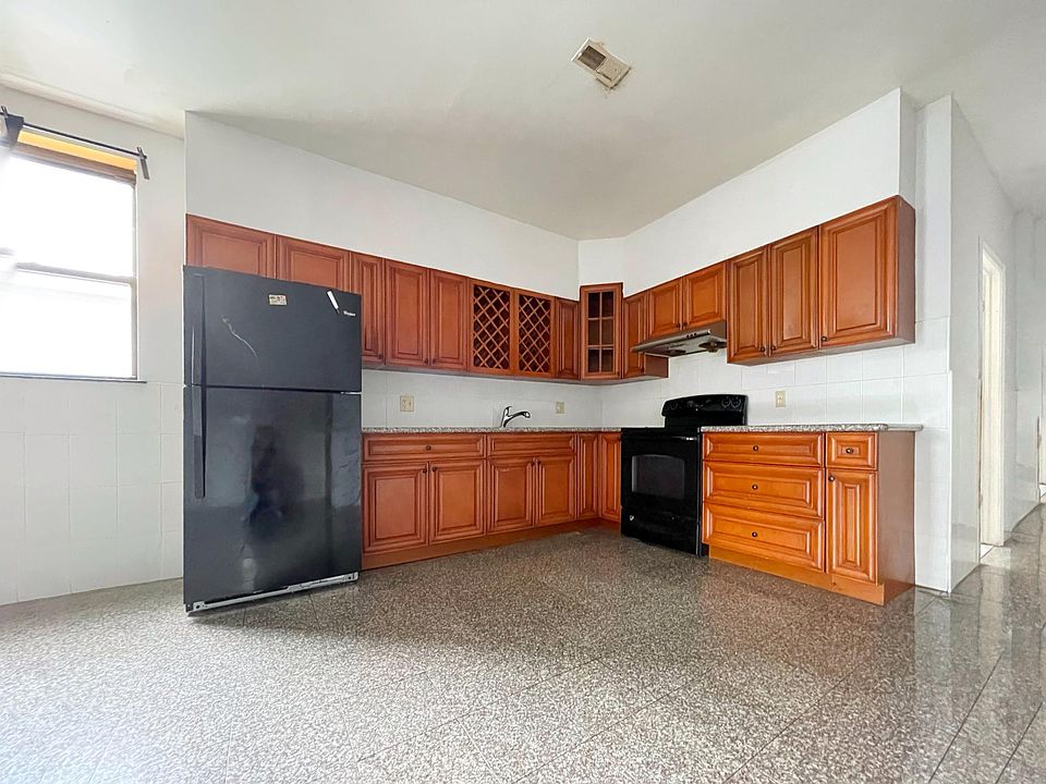 1st image of 1427 W Flora St #3F