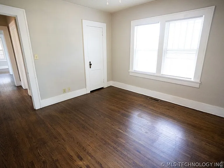 1147 S Florence Ave — Photo 53