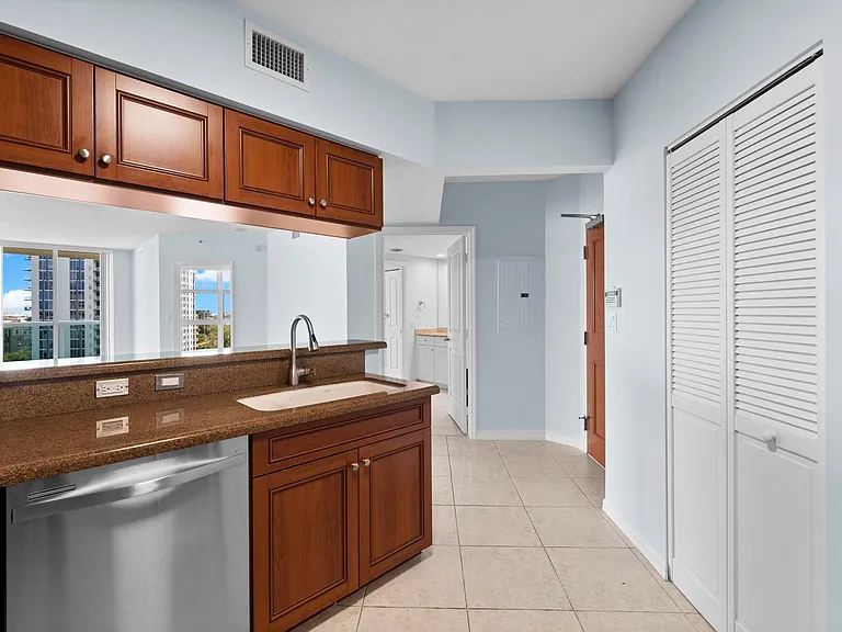 347 N New River Dr #1110 — Photo 7