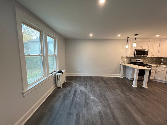 5th image of 22 Lawrence Ave #4