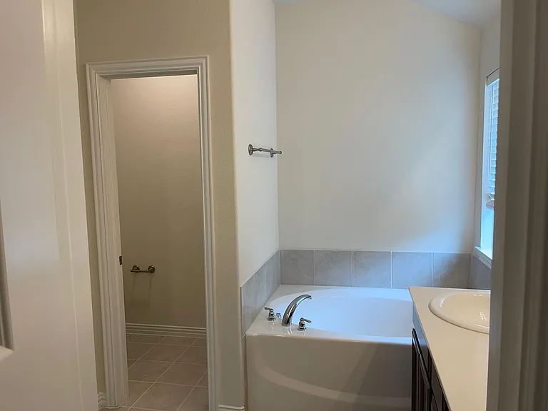 5405 Fairdale Dr — Photo 14