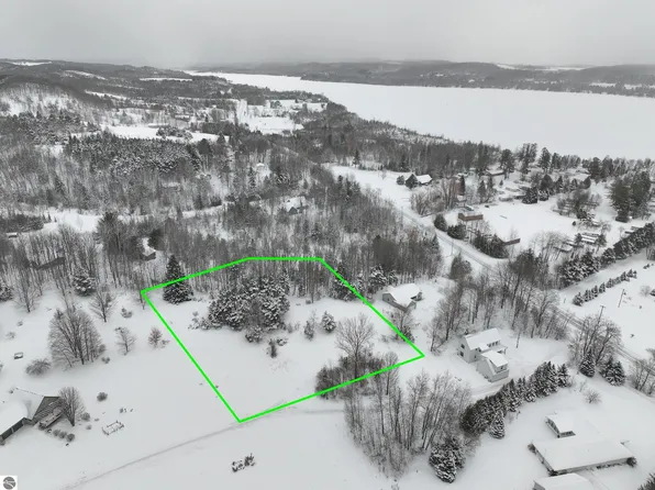 6143 E Pine Knobbs Dr, Lake Leelanau, MI 49653