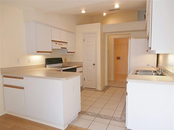 3rd image of 11118 Fountain Lake Blvd