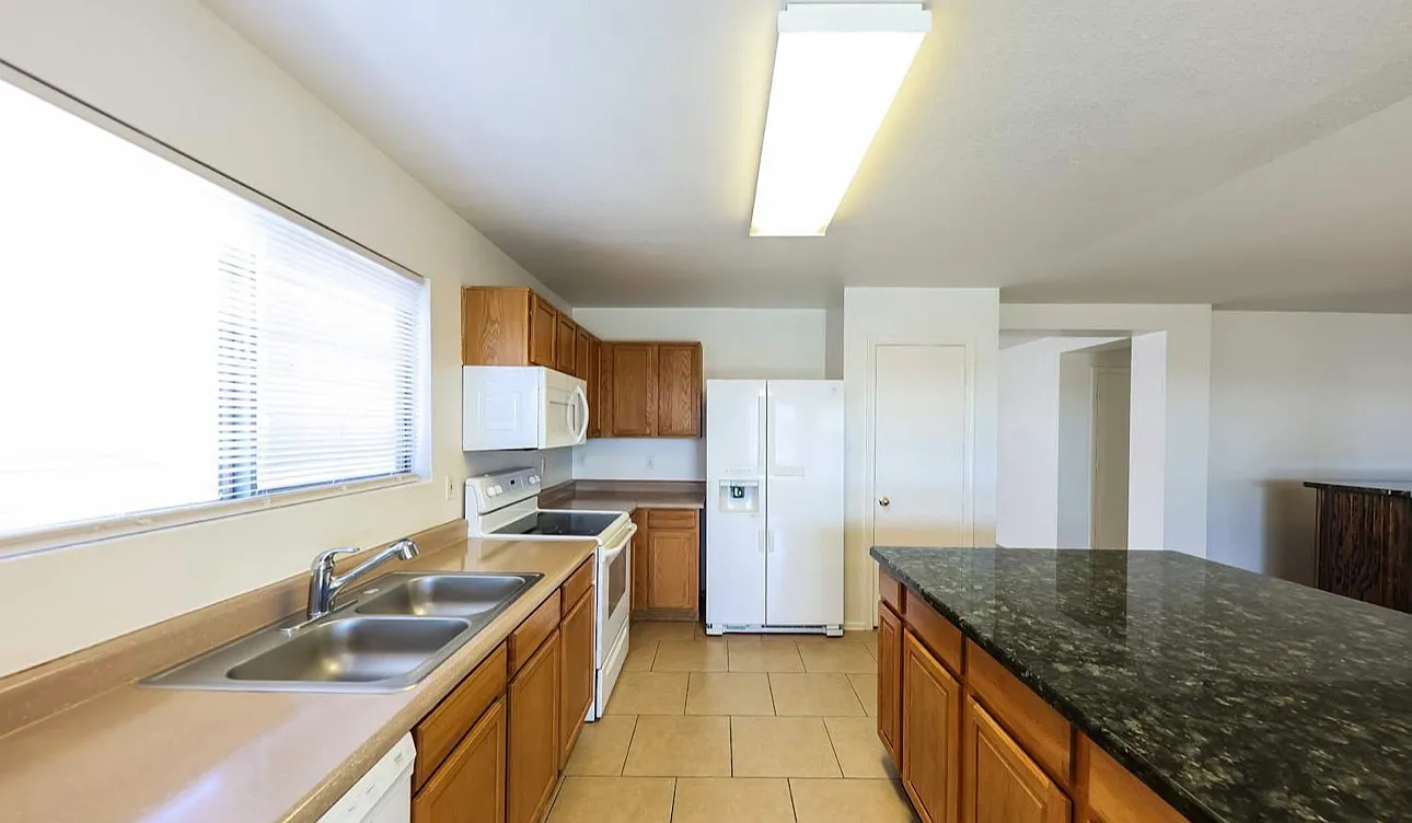 4 bed, 3.0 bath, 1150 sqft, $2,000 — Photo 2