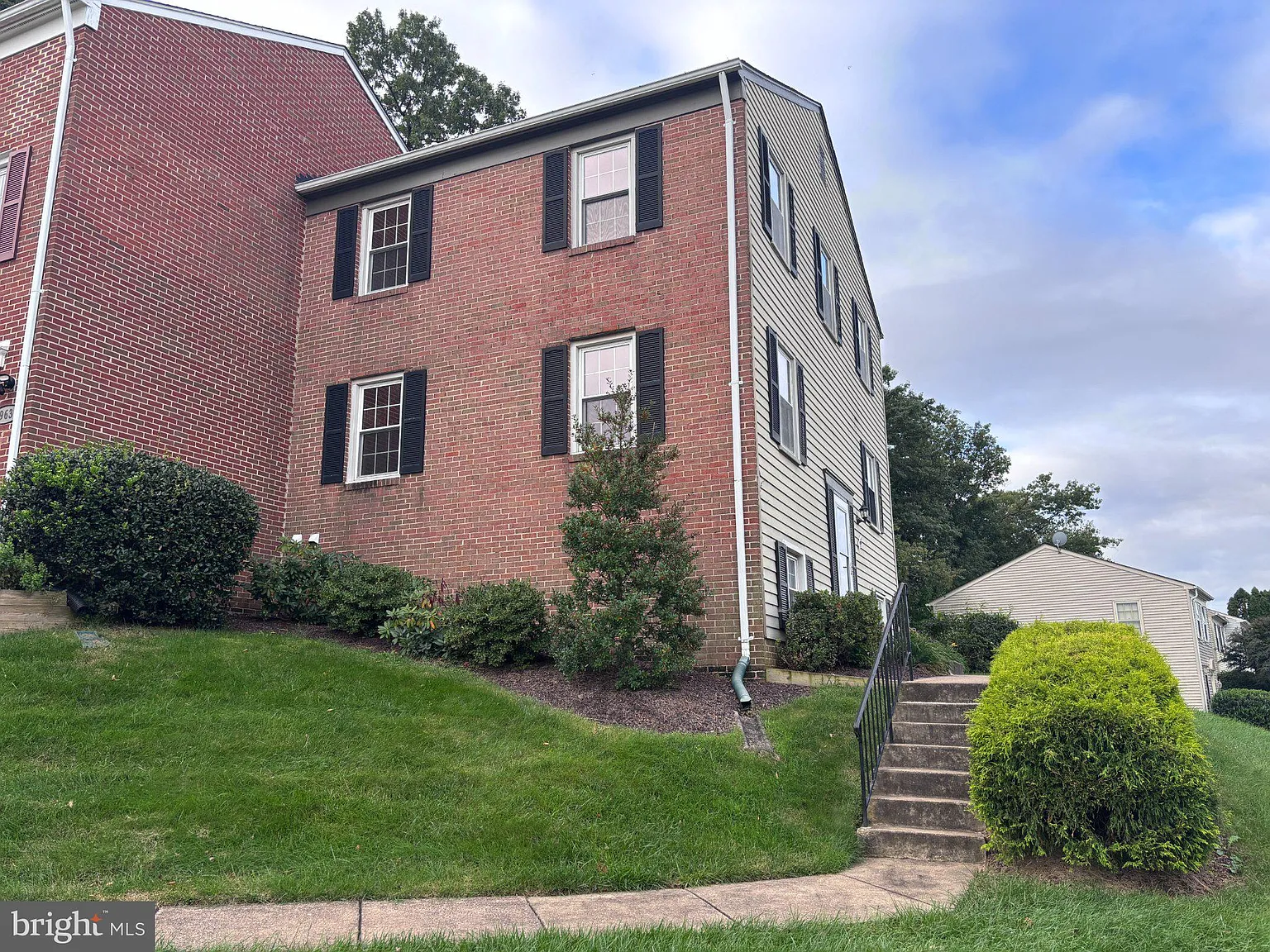 Newberry Condominiums — Photo 2