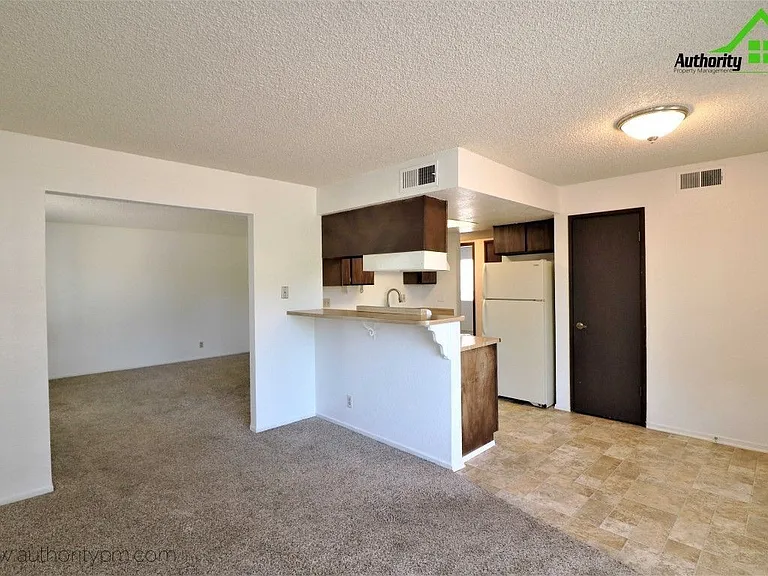 900 Jamieson Ct #4 — Photo 6