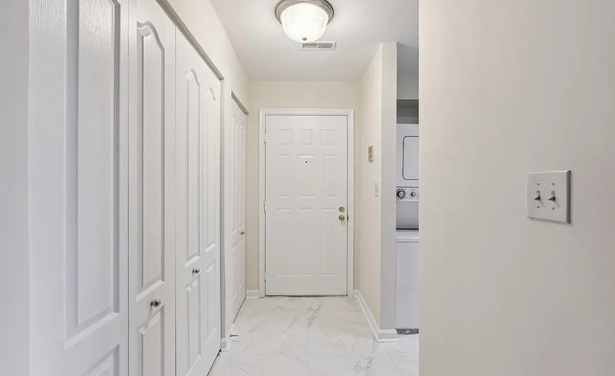 2 bed, 945 sqft, $2,400 — Photo 2