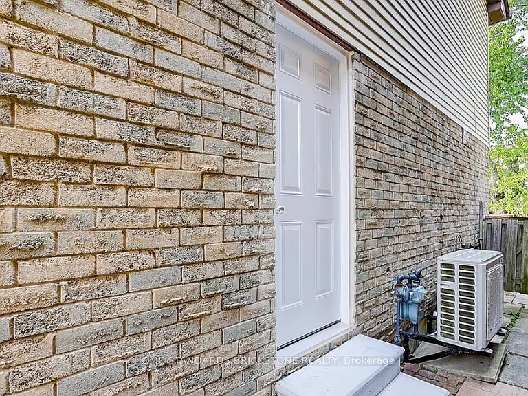 24 Barrington Cres #BASEMENT — Photo 4