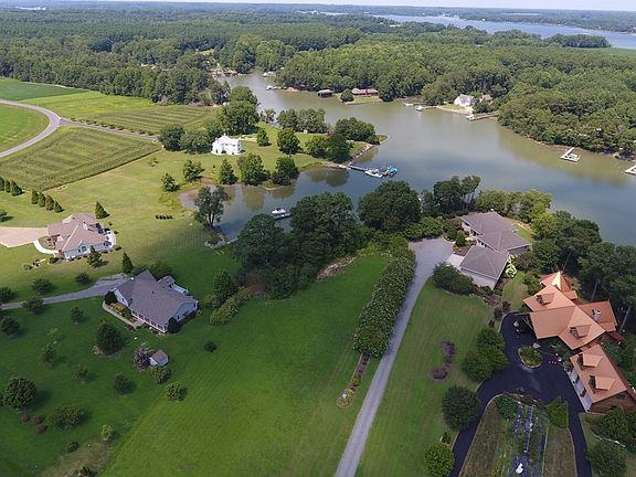 2nd image of 92 Hall Farm Dr