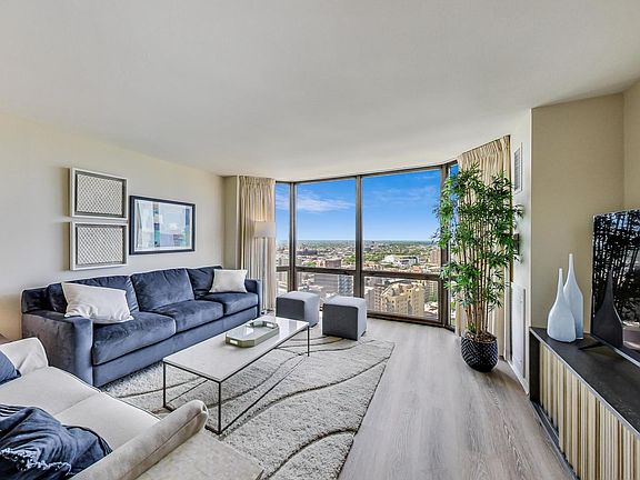 4th image of 2650 N Lakeview Ave APT 2907