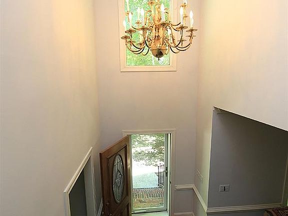 4th image of 330 Fox Hollow Dr