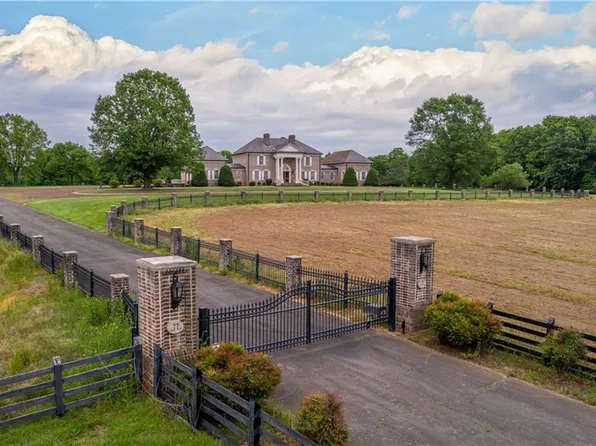 1100 Glen Oaks Dr, Hamptonville, NC 27020