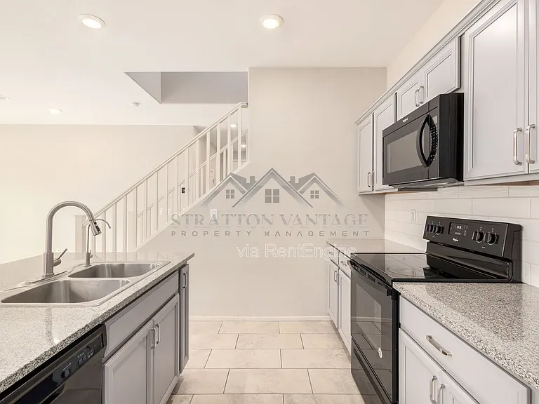 55 E Constitution Dr — Photo 12