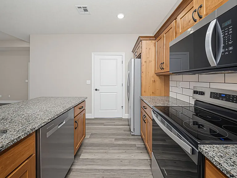 1704 Kenneth Dr — Photo 10