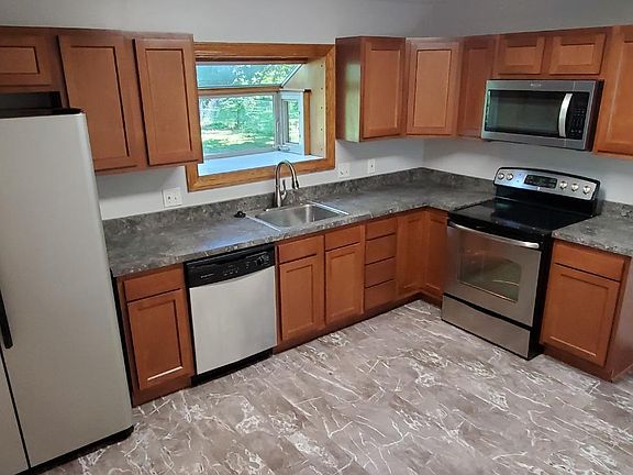 3rd image of 711 Daphne Ct