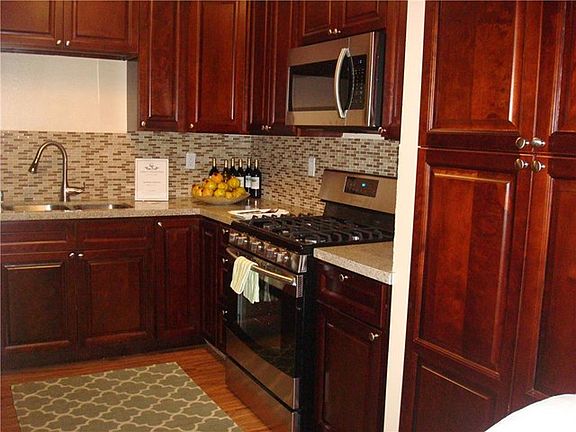 4th image of 11834 Gilmore St Unit 3