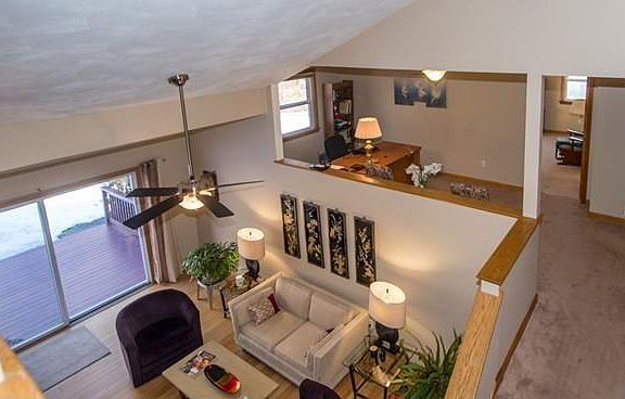 3rd image of 10 Heritage St