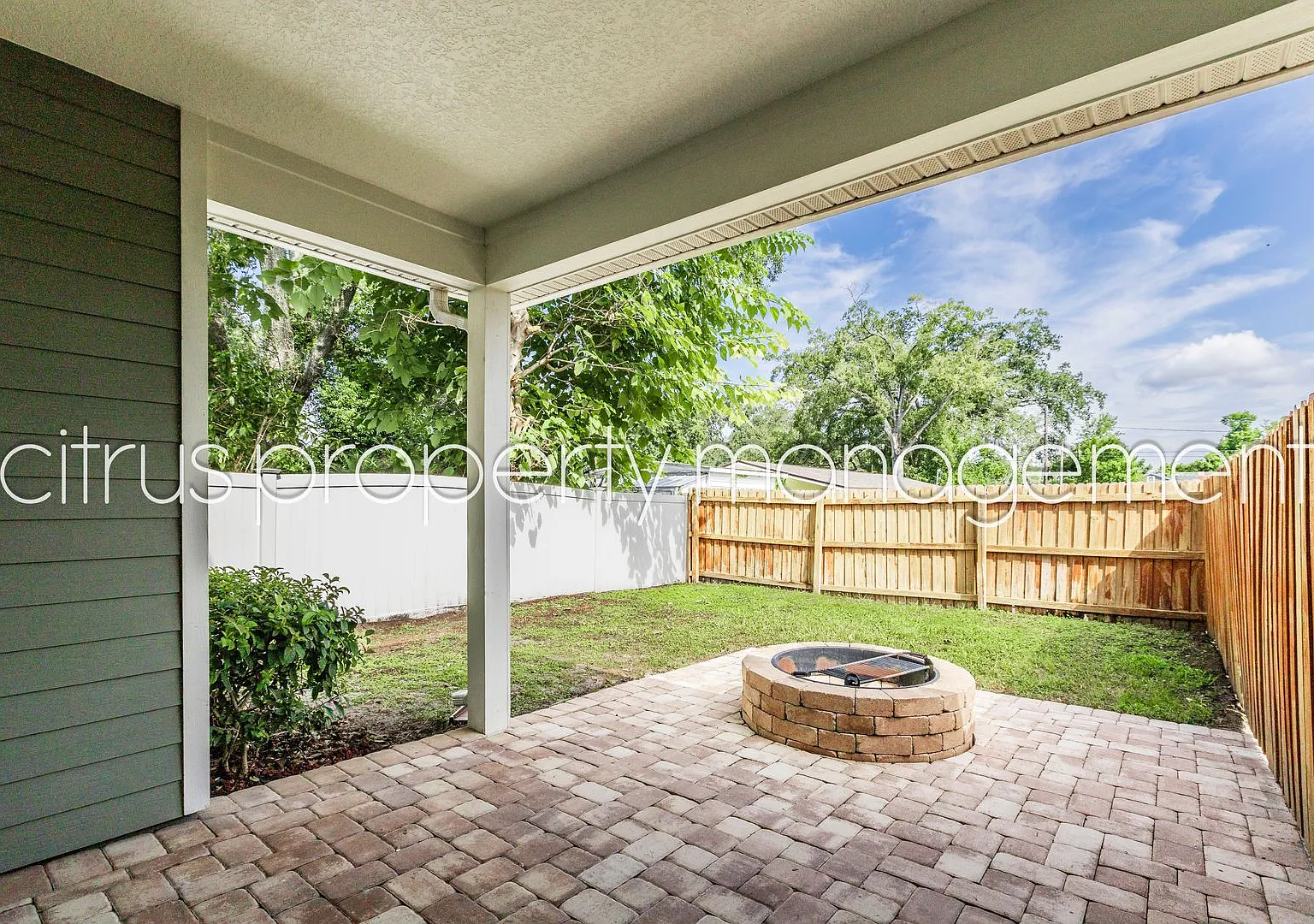 Beautiful, Spacious 3/2.5 in Wadeview Park — Photo 3