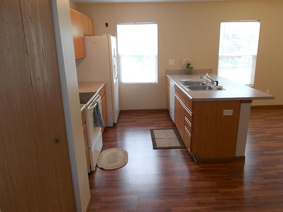 Entry viewing kitchen