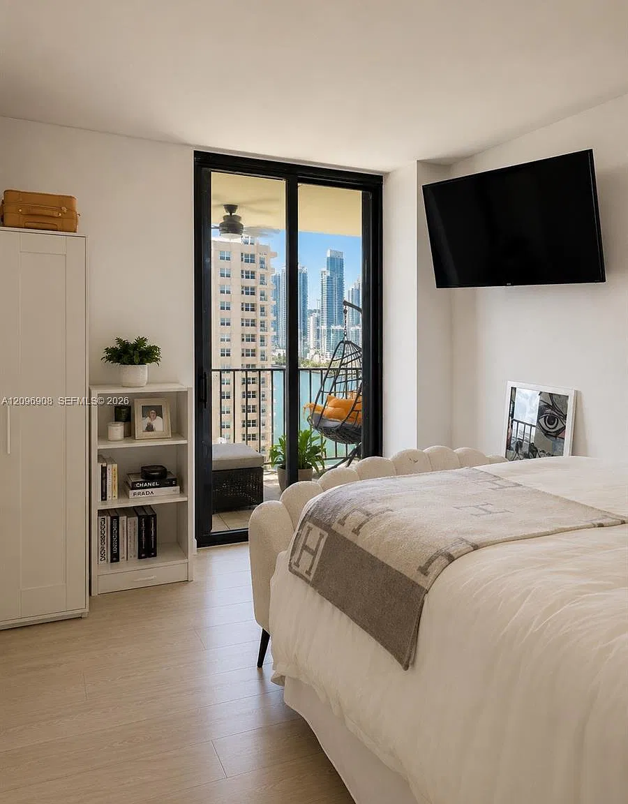 520 Brickell Key Dr — Photo 2