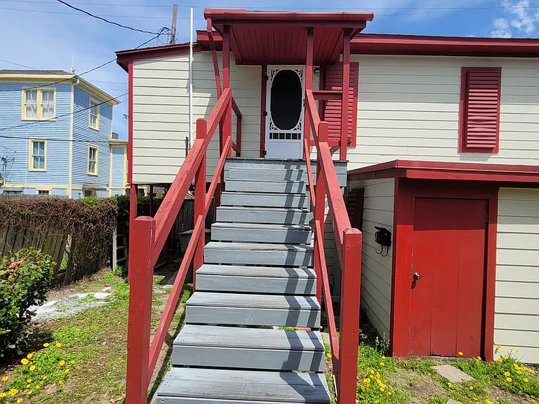 820 Broadway St — Photo 2