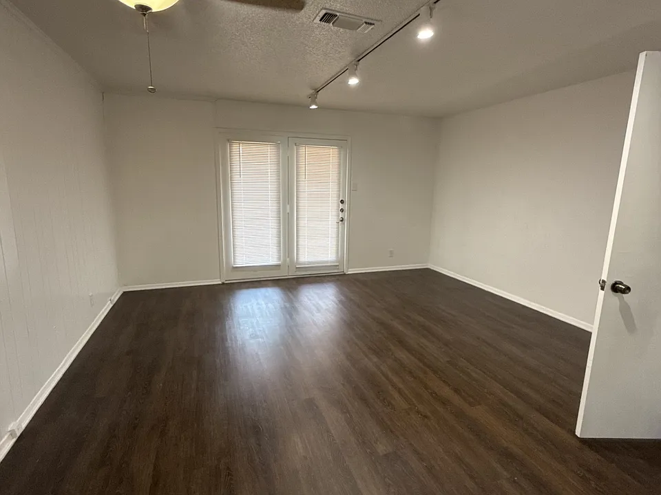 212 Wilshire Dr #D