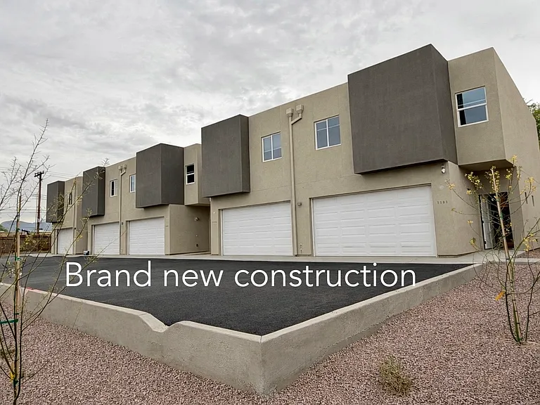 701 E Elm St — Photo 1