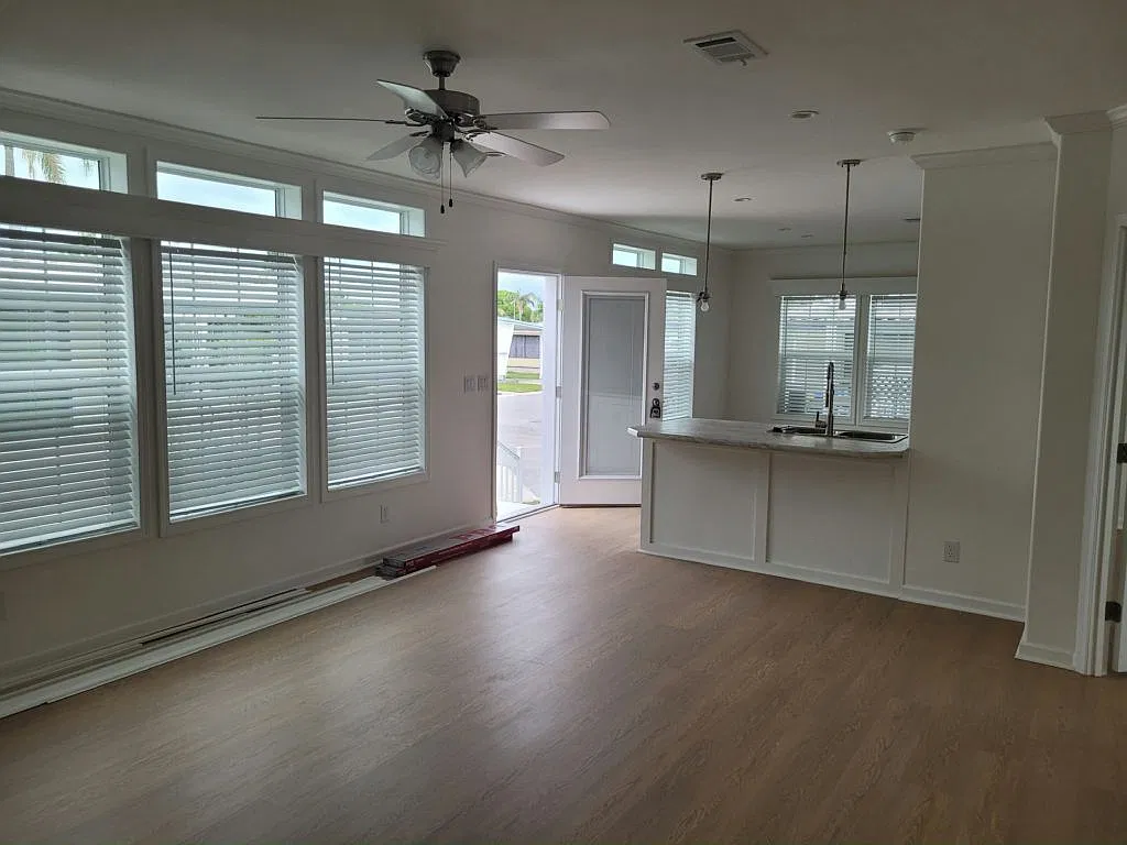 3 bed, 2.0 bath, 1251 sqft, $1,949 — Photo 3