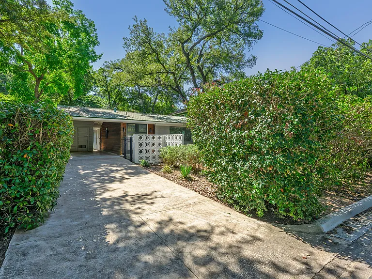 1703 Wethersfield Rd — Photo 24