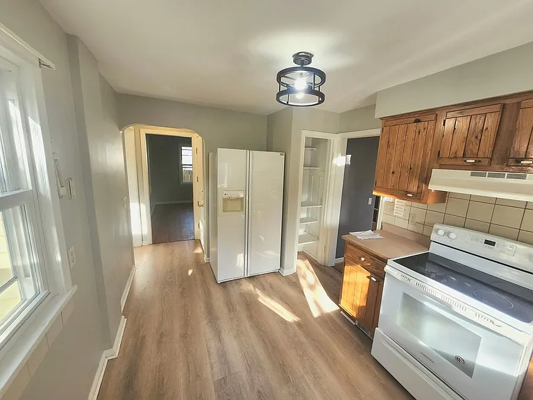 21 Glenmont Dr — Photo 2