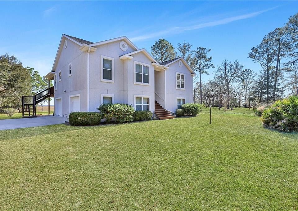 1st image of 466 Pelican Cir