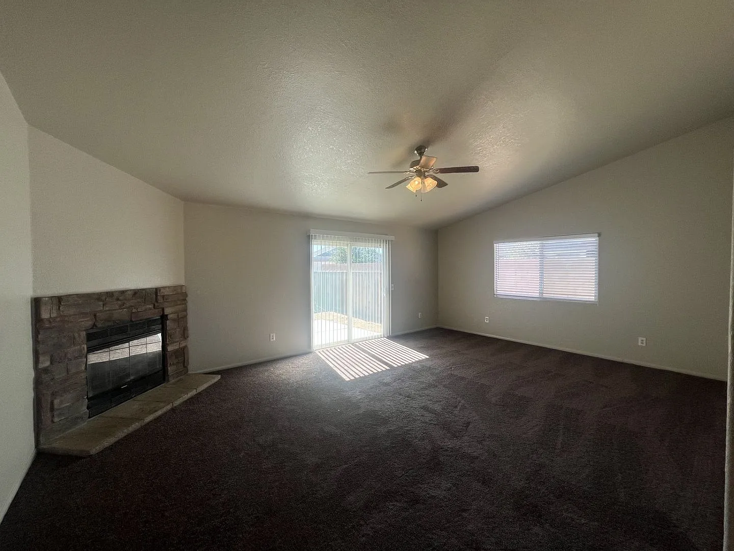 Spacious 3 Bedroom 2 Bathroom Home in CA City! — Photo 3