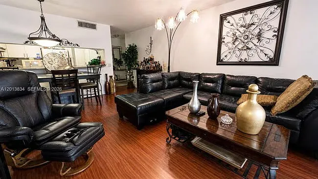 2 bed, 2.0 bath, 867 sqft, $2,100 — Photo 2