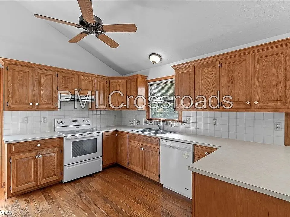 2 bed, 2.0 bath, 1240 sqft, $1,419 — Photo 2