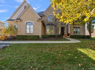 192 Greenan Ln, Lake Orion, MI 48362