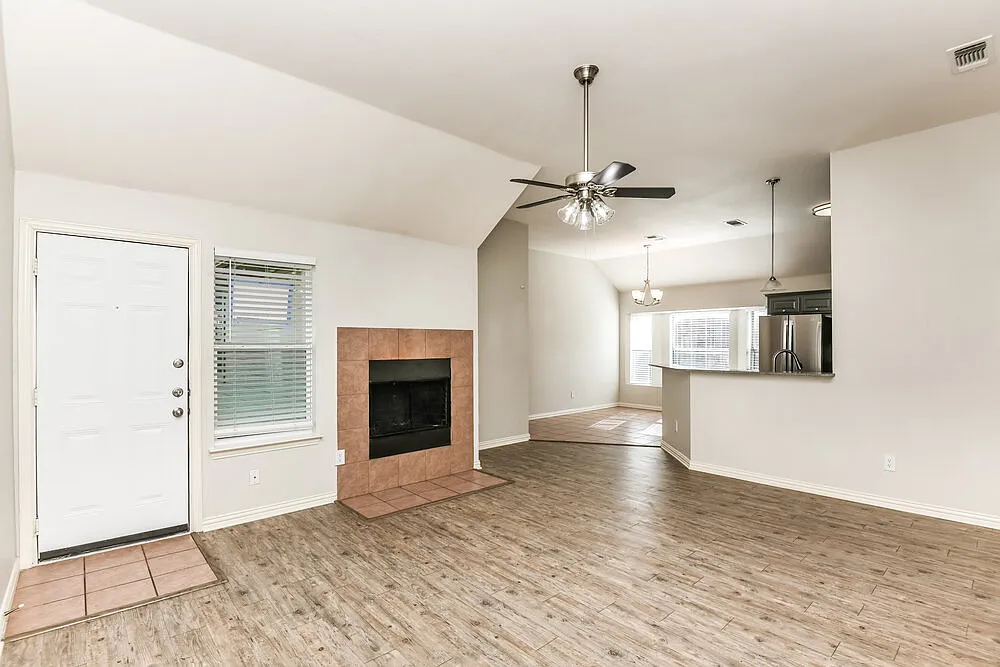 3 bed, 2.0 bath, 1736 sqft, $2,710 — Photo 3