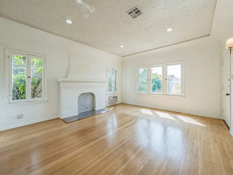 350 1/2 N Sierra Bonita Ave — Photo 11