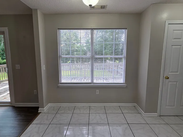 304 Woodbury Ln — Photo 9