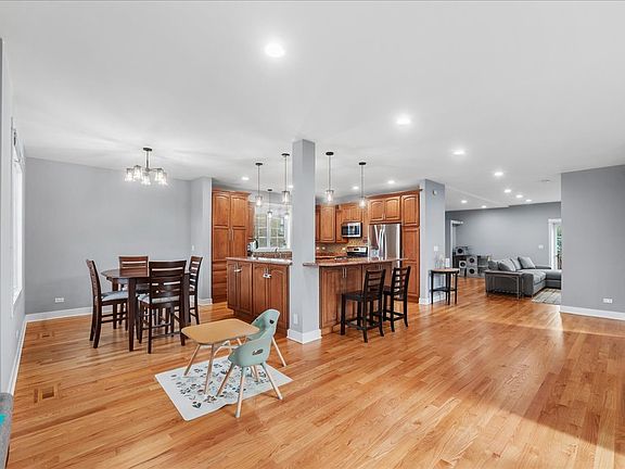 3rd image of 4549 E Larch Ave