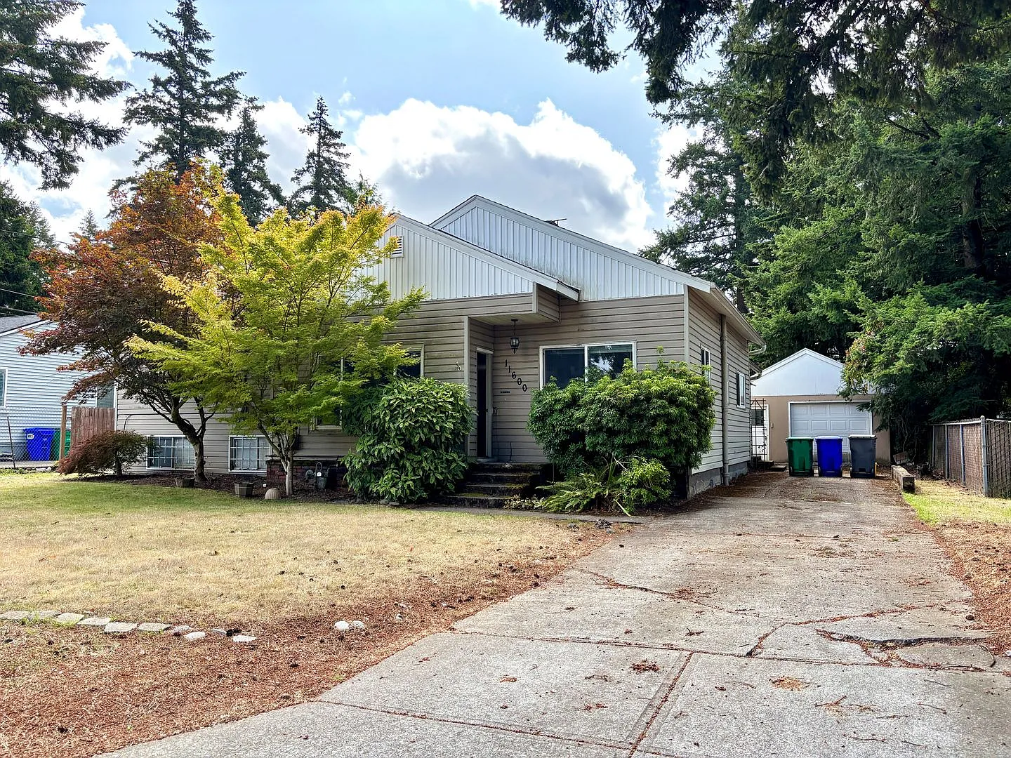 Mill Park Spacious Split-Level in Quiet, Quaint Neighborhood, with Detached Garage, Fenced Yard, A/C — Photo 1