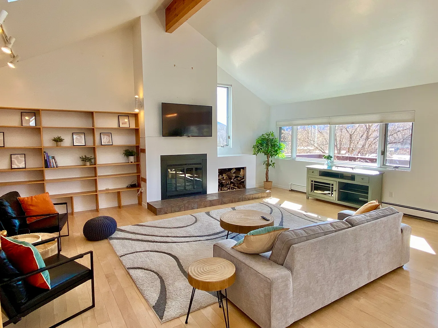 216 E Homestead Dr — Photo 4