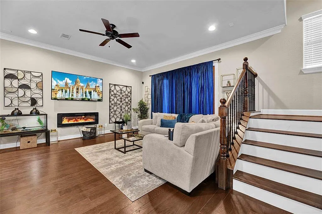 3 bed, 3.0 bath, 2438 sqft, $2,950 — Photo 1