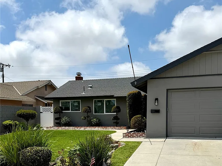 15881 Pilgrim Cir — Photo 1