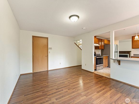 3rd image of 2727 Highline Place NE