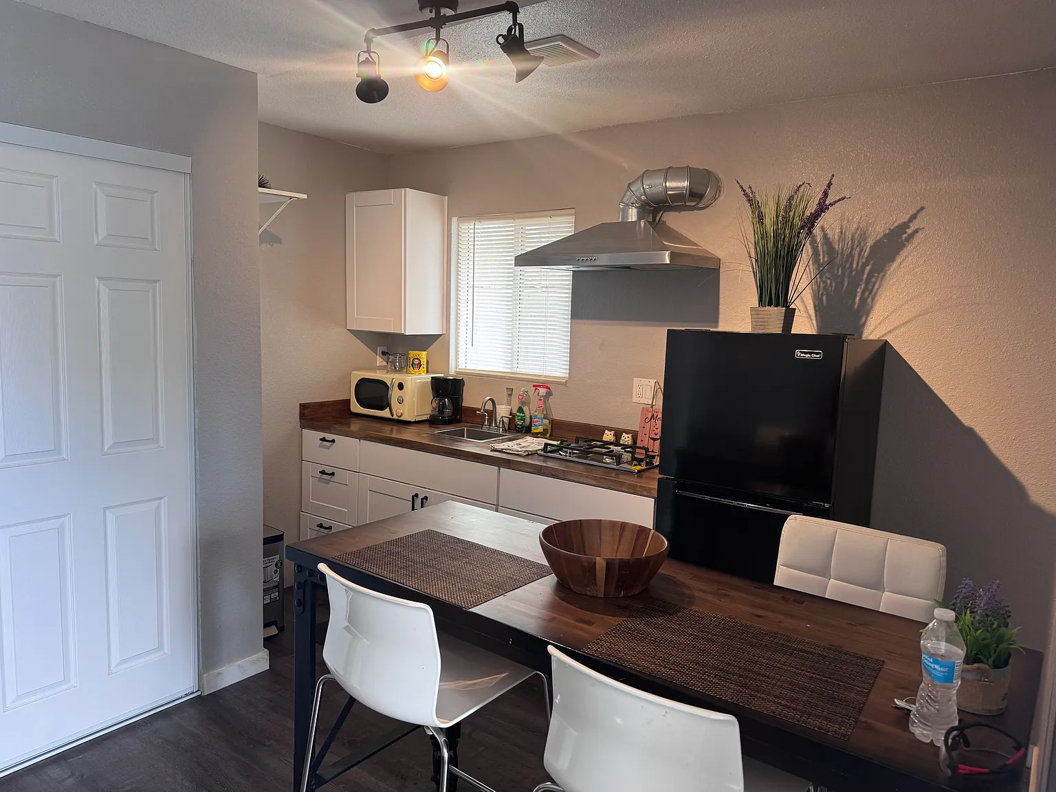 Studio, 300 sqft, $1,075 — Photo 4