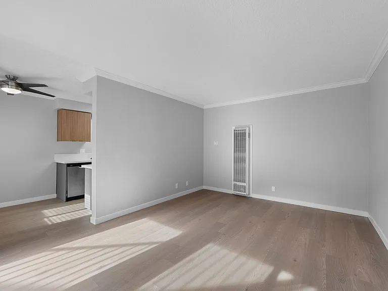 Four Seasons Apartments — Photo 6