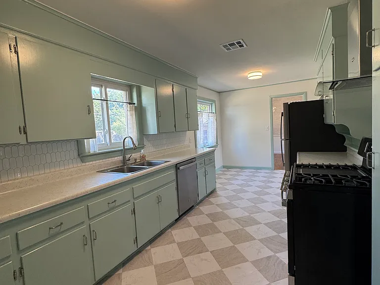 1803 Dorchester Dr — Photo 21